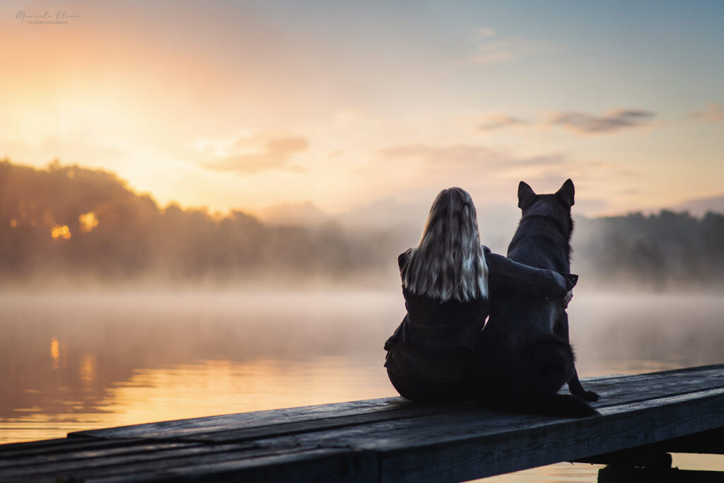 Mensch Hund Fotografie frühmorgens am Steg. Verträumte Stimmung. Hundefotografin Manuela Klaeui