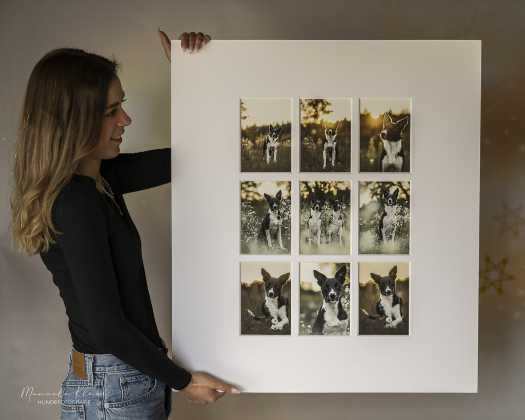 Frau hält eine grosse Wandcollage mit 9 symmetrisch angeordneten Fotos ihrer zwei Hunde in den Händen