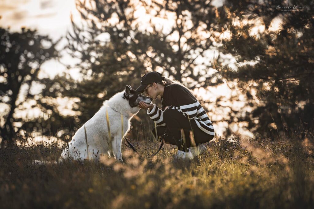 Hund-und-besitzerin-kuscheln-beim-Fotoshooting