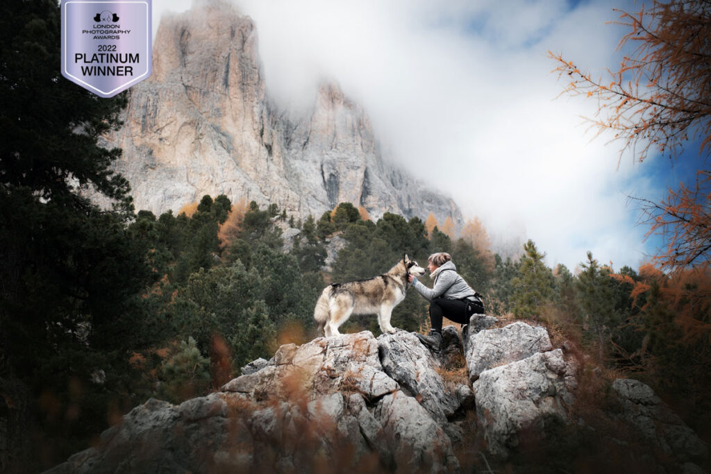 Platinum-Sieger-London-photography-award-Manuela-Klaeui- Frau mit Hund vor Dolomiten