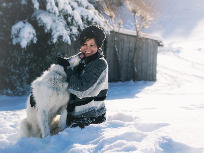 Erfahrene Hundefotografin in der Schweiz Manuela Klaeui zusammen mit ihrer Huendin