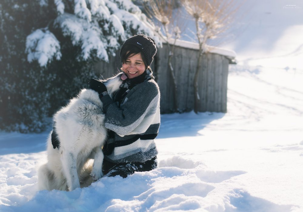 Erfahrene Hundefotografin in der Schweiz Manuela Klaeui zusammen mit ihrer Huendin